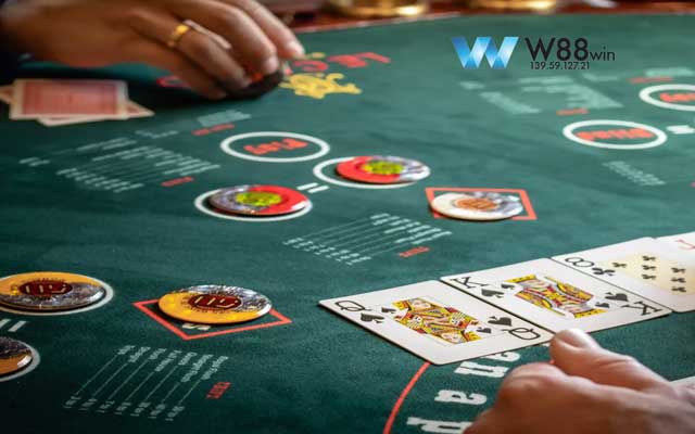 Tìm hiểu sơ lược về Poker và các biến thể.